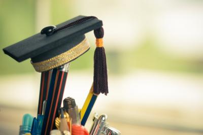 gorra-graduada-ponga-lapiz-color-canasta-conceptual-educacion-es-estudio-exito-o_4236-794