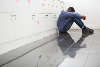 estudiante-universitario-solitario-sentado-piso_13339-102372