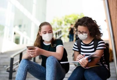 estudiantes-secundaria-nuevo-estudio-normal-escalera_53876-96176