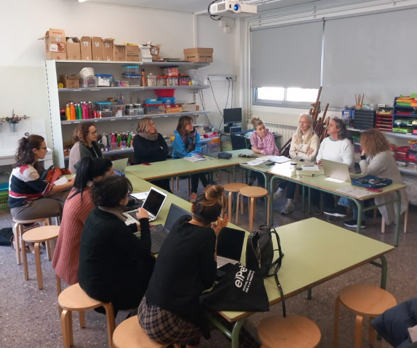 Reunió de profesors en una aula